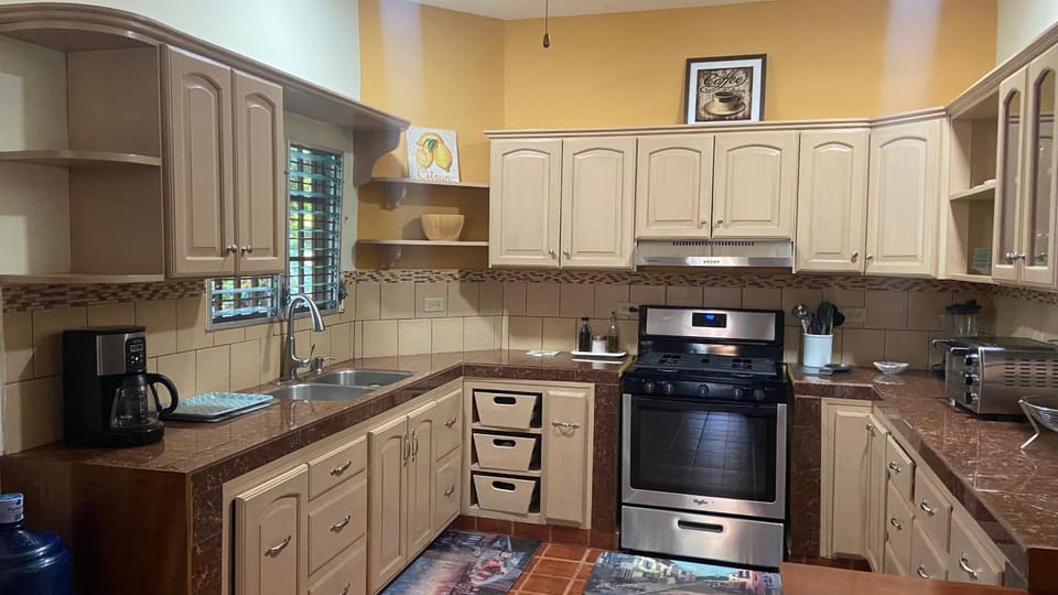 Coffee/tea facilities, oven