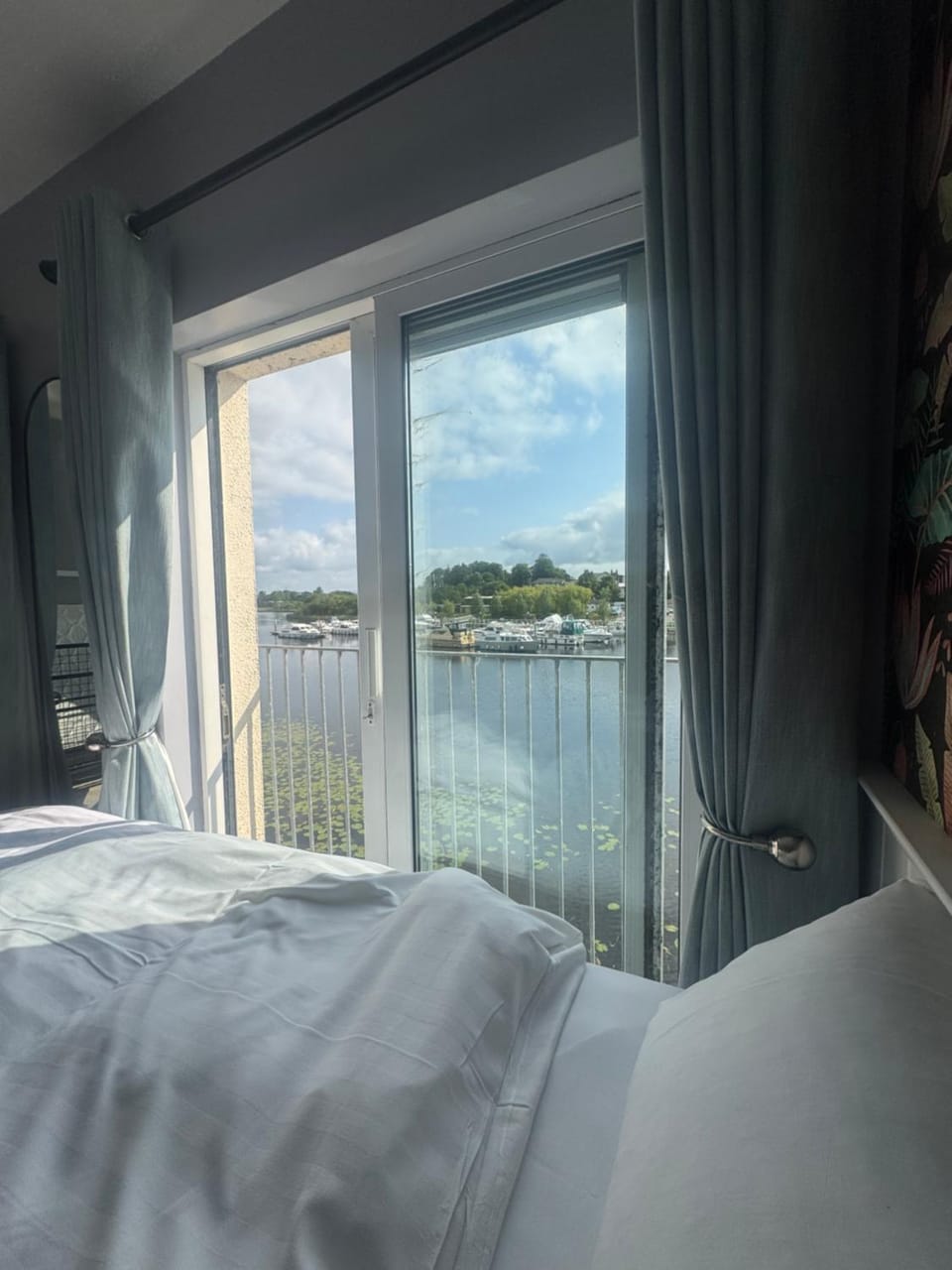 Bed, Natural landscape, Balcony/Terrace, Photo of the whole room, River view