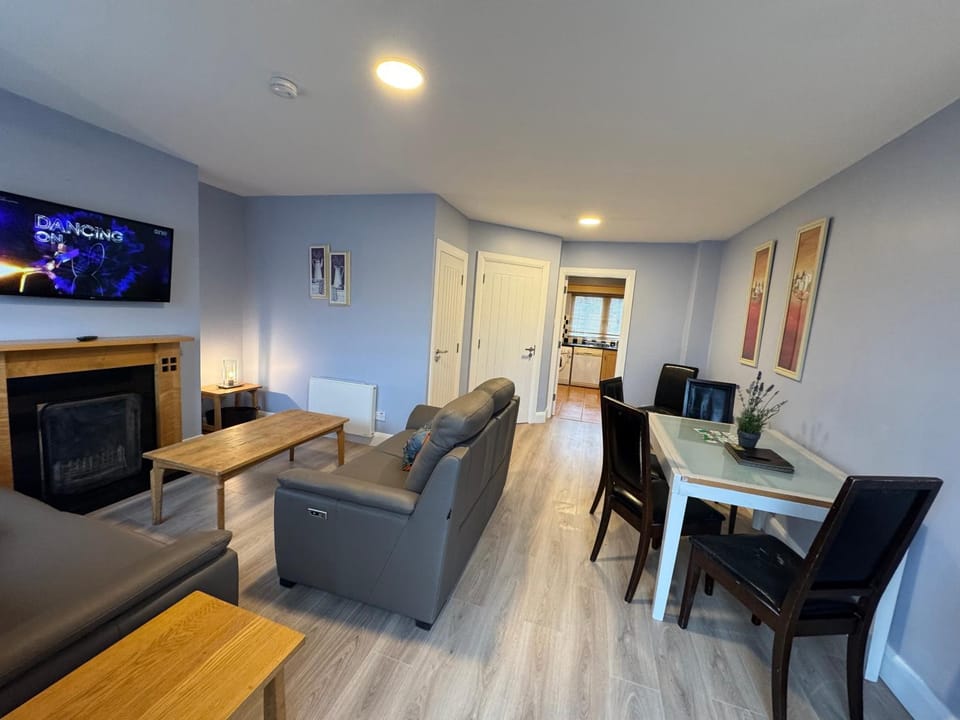 Communal lounge/ TV room, TV and multimedia, Living room, Seating area