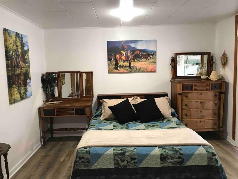 The Sweet Retreat Farmhouse Cozy Comfort! House in Oregon