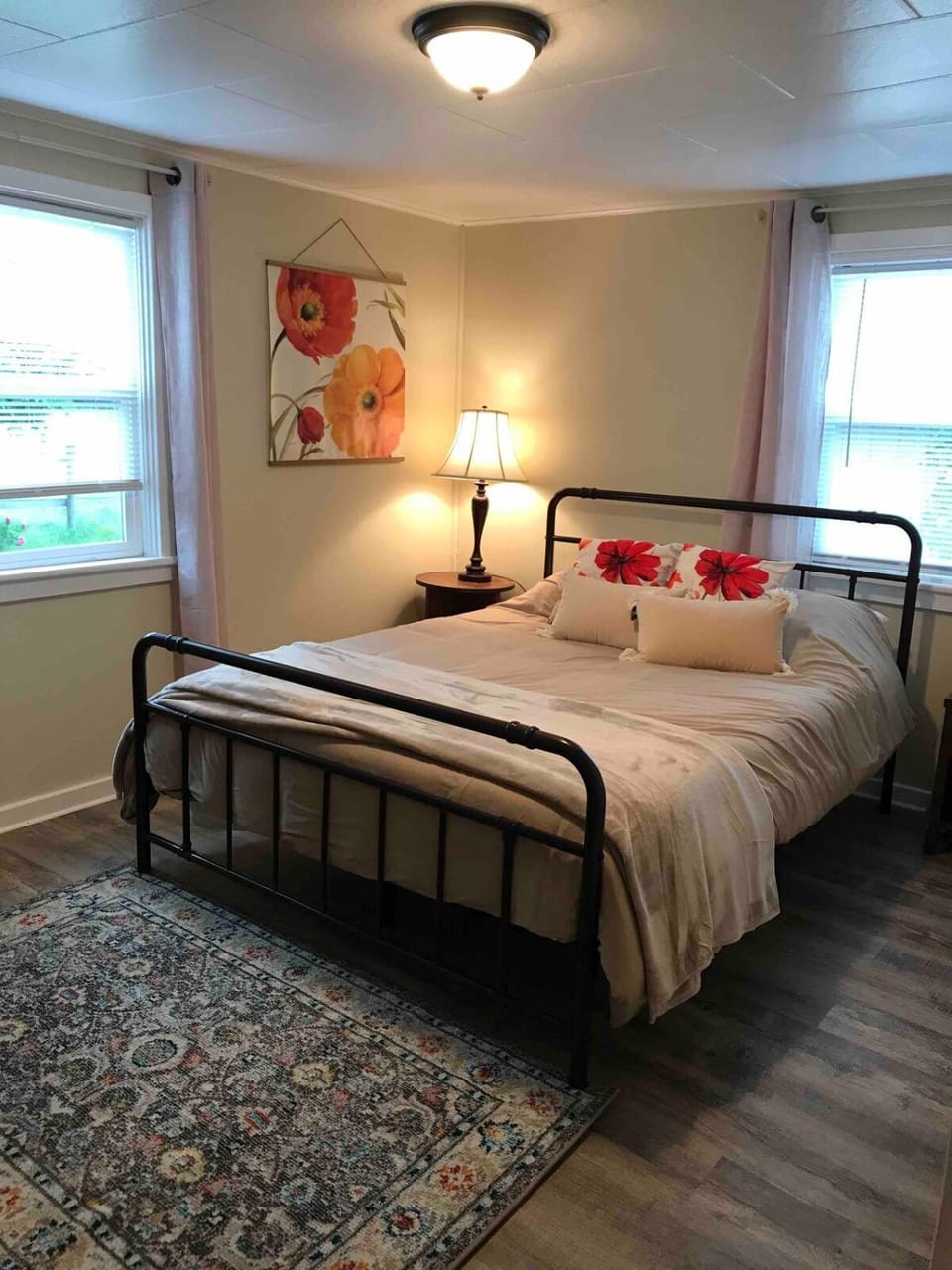 The Sweet Retreat Farmhouse Cozy Comfort! House in Oregon