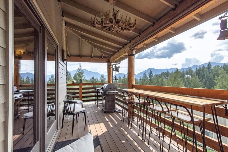 Ravenwood | Rainier View, Hot tub, Wifi House in Washington