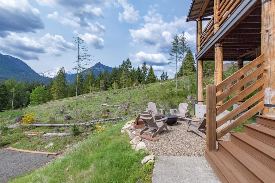 Ravenwood | Rainier View, Hot tub, Wifi House in Washington