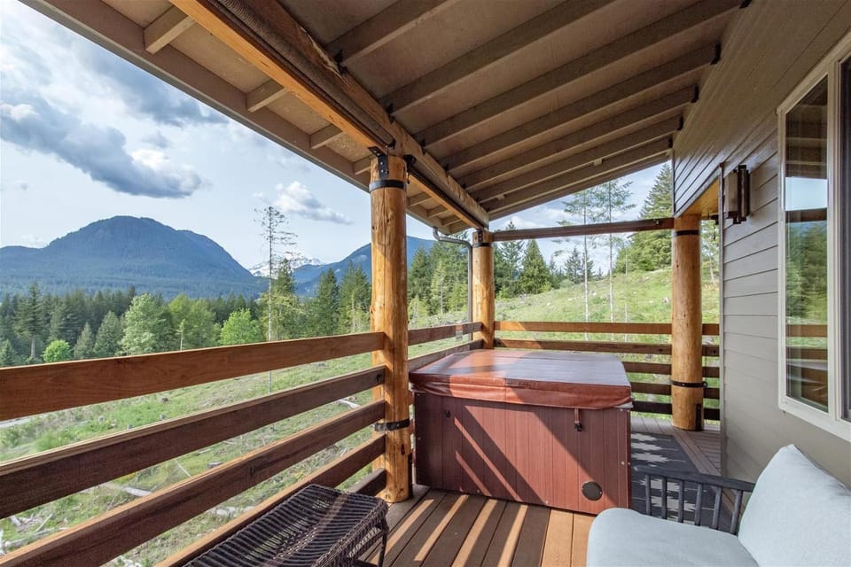 Ravenwood | Rainier View, Hot tub, Wifi House in Washington