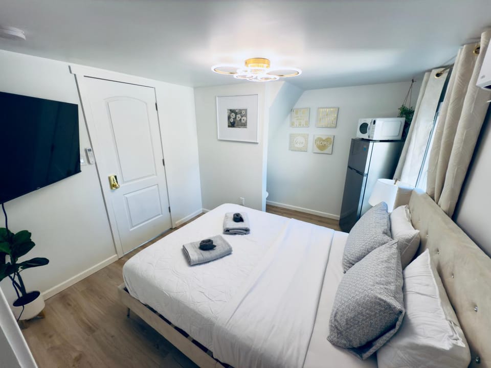 Bed, TV and multimedia, Bedroom, towels, wardrobe