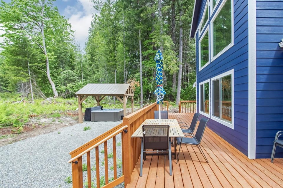 Timbers Edge | Quaint Oasis ~ Hot Tub ~ EV Charger House in Washington