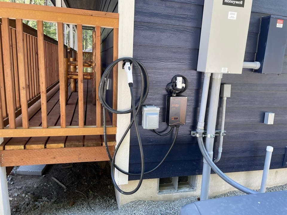 Timbers Edge | Quaint Oasis ~ Hot Tub ~ EV Charger House in Washington
