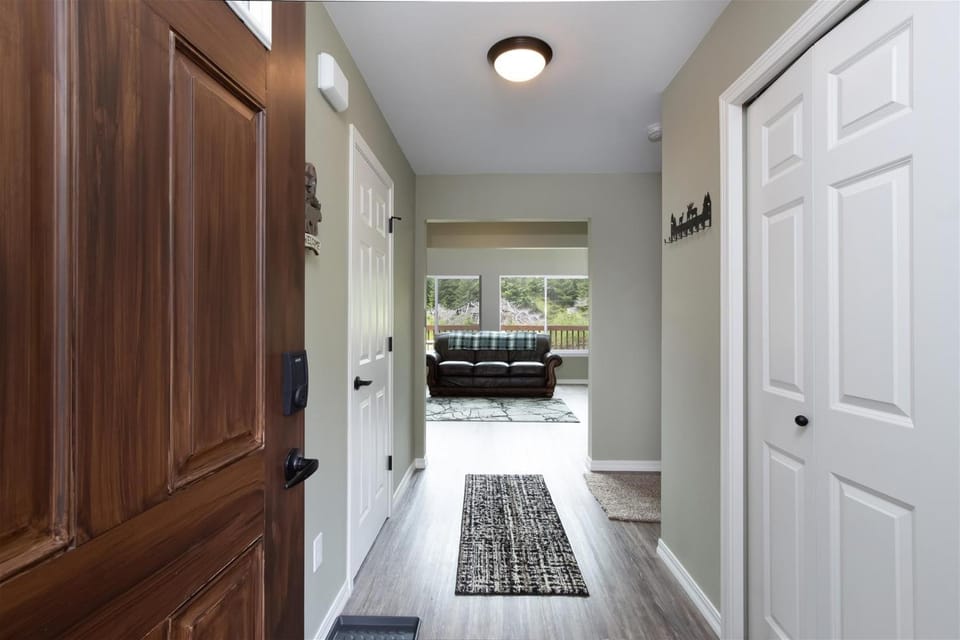 Timbers Edge | Quaint Oasis ~ Hot Tub ~ EV Charger House in Washington