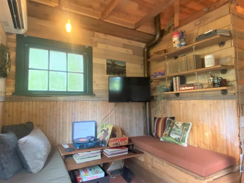 Ohana Cabin | WiFi, Wood Stove, AC, Hot tub Cabin in Washington