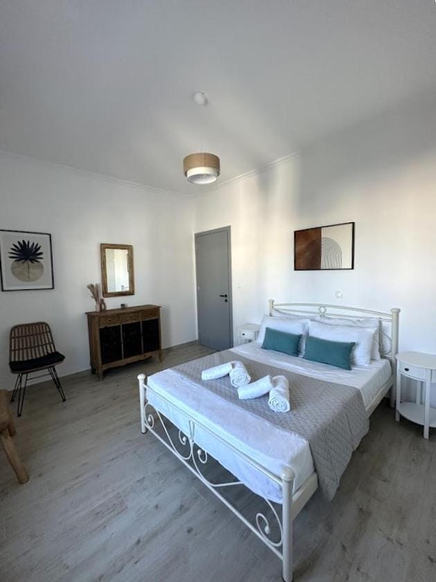 Bed, Photo of the whole room, Bedroom, towels, air conditioner