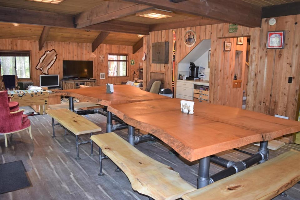 The Lodge on Shawnee Trail | Wifi, Hot tub House in Washington