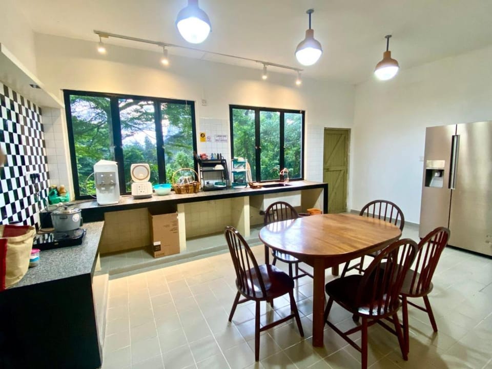 Kitchen or kitchenette, Seating area, Dining area