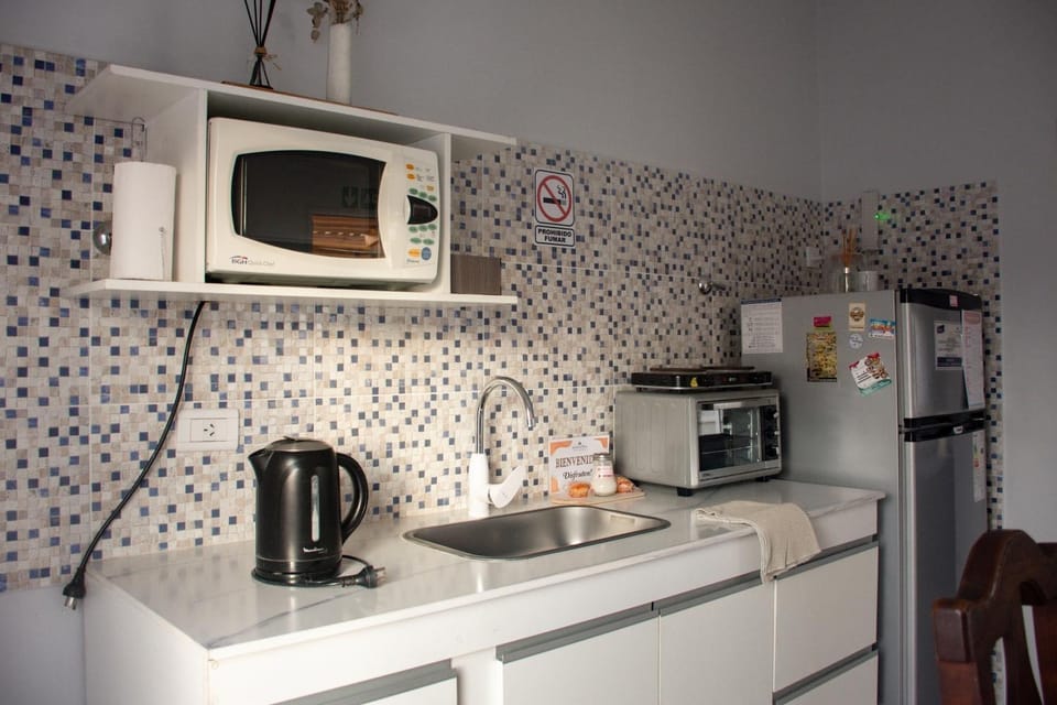 Coffee/tea facilities, Kitchen or kitchenette, oven, stove