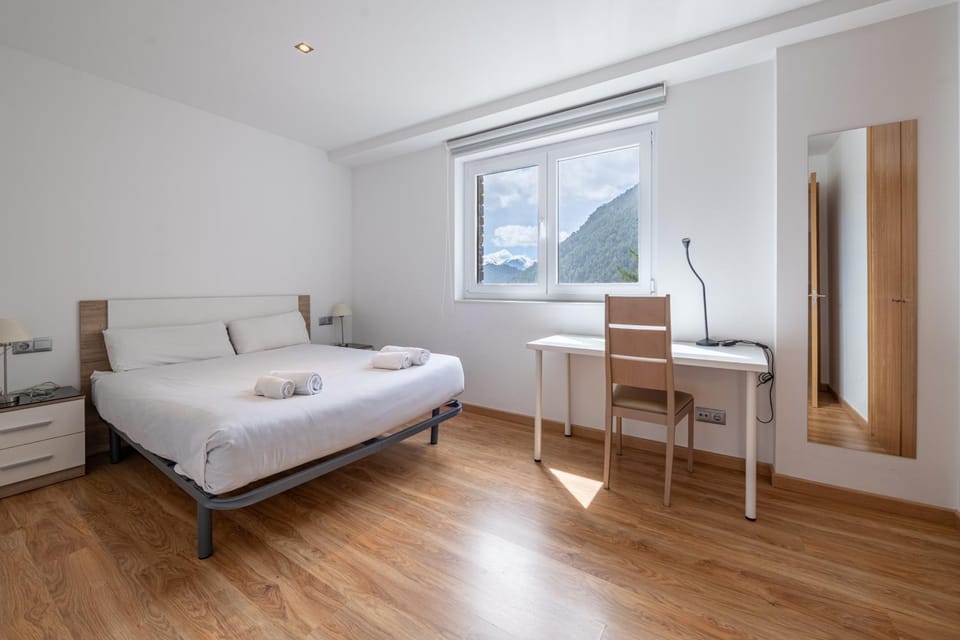 Barthe Holidays I Apartamento Moderno en Arinsal 4PAX a pie de pistas I Balcón con vistas impresionantes al valle y parking I Guineu Apartment in Arinsal