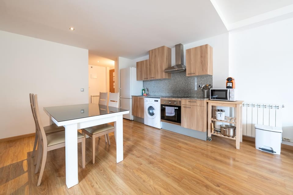 Barthe Holidays I Apartamento Moderno en Arinsal 4PAX a pie de pistas I Balcón con vistas impresionantes al valle y parking I Guineu Apartment in Arinsal