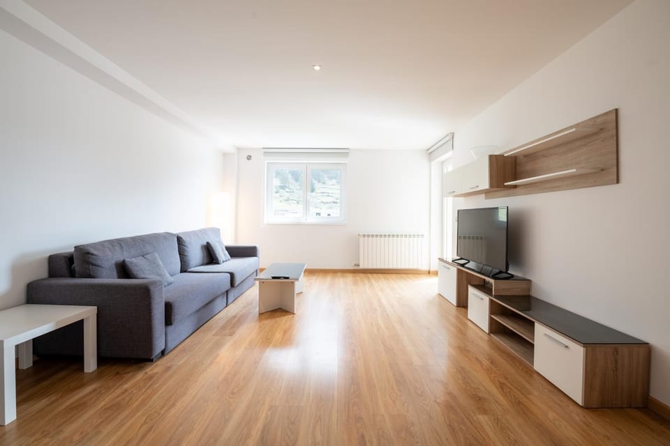 Barthe Holidays I Apartamento Moderno en Arinsal 4PAX a pie de pistas I Balcón con vistas impresionantes al valle y parking I Guineu Apartment in Arinsal
