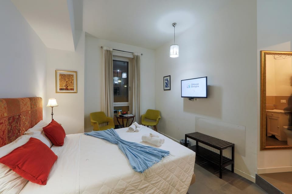 Bed, TV and multimedia, Photo of the whole room, Bedroom, towels