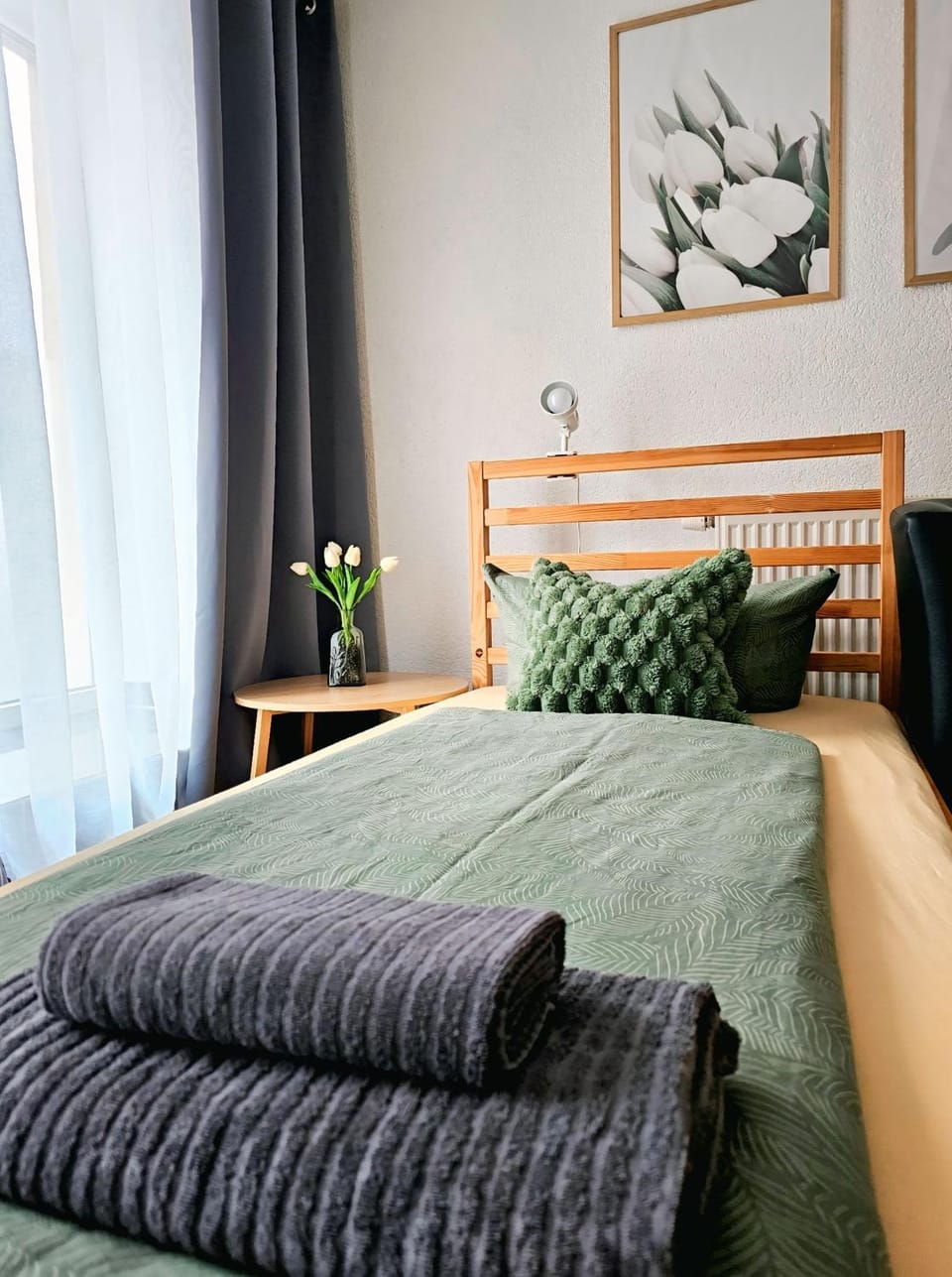 Bed, Bedroom, towels