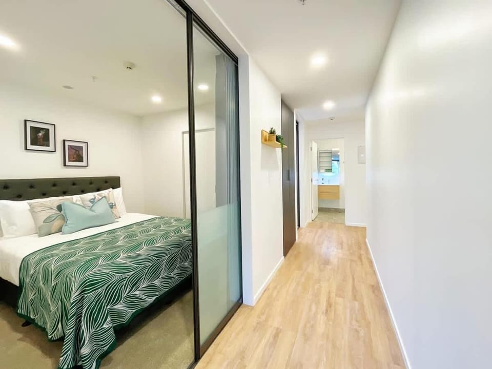 Incredible Park & SkyTower View - Free Parking & AC Apartment in Auckland