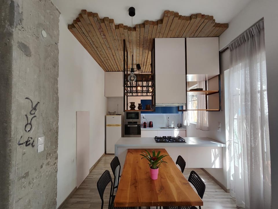 Kitchen or kitchenette, Dining area