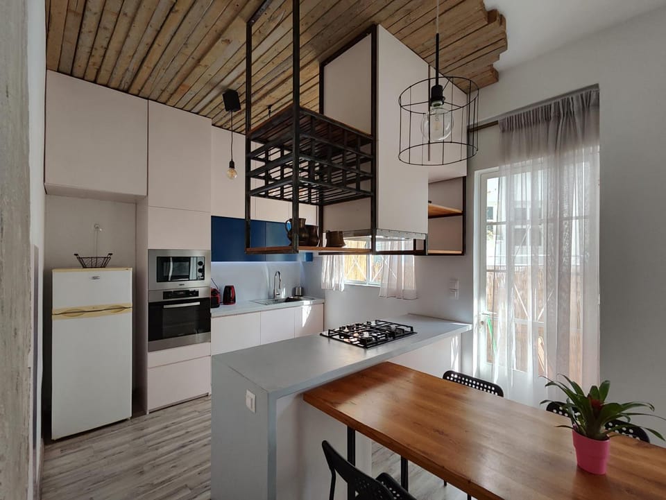Kitchen or kitchenette, Dining area, oven, stove