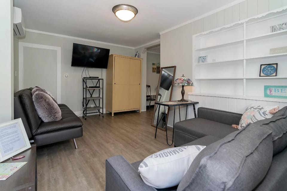 Living room, Seating area, Evening entertainment