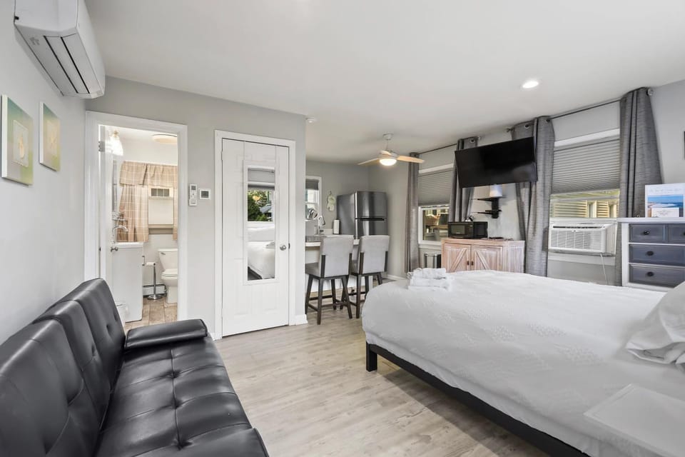 Bed, Kitchen or kitchenette, Photo of the whole room, Seating area, Dining area, Bedroom