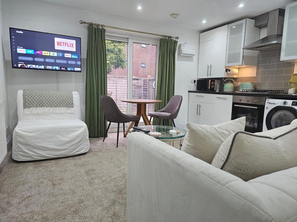 TV and multimedia, Kitchen or kitchenette, Living room, Seating area, Dining area, pet friendly, stove, laundry