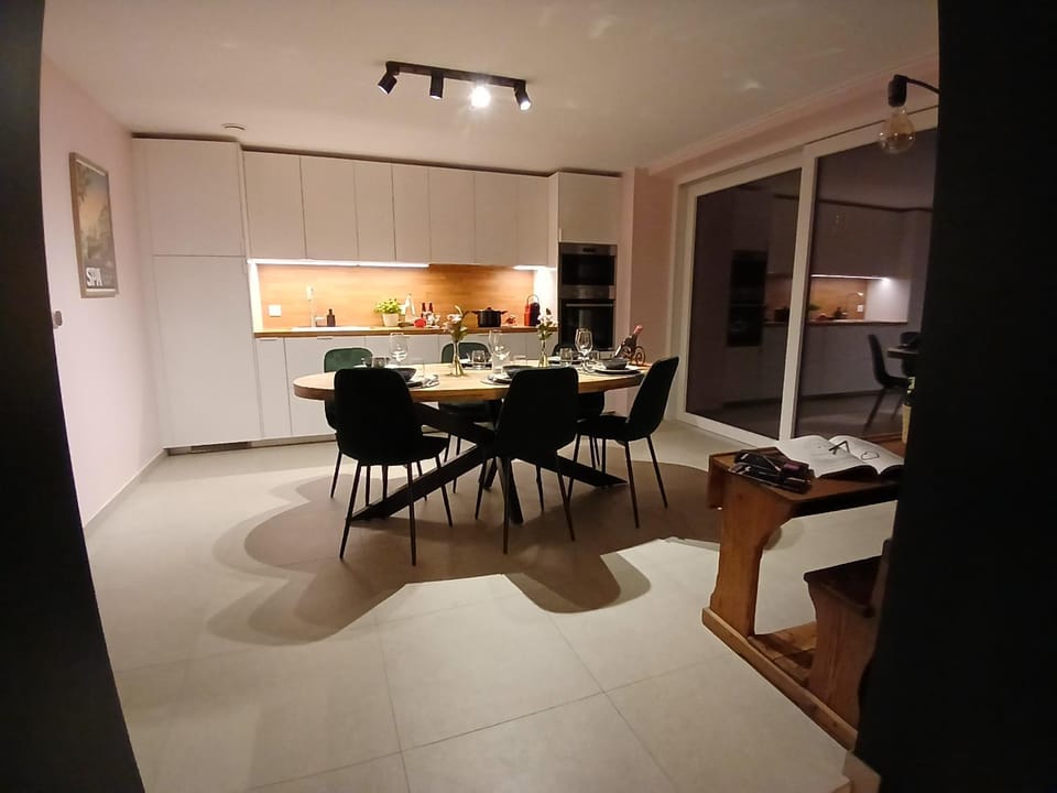 Kitchen or kitchenette, Dining area