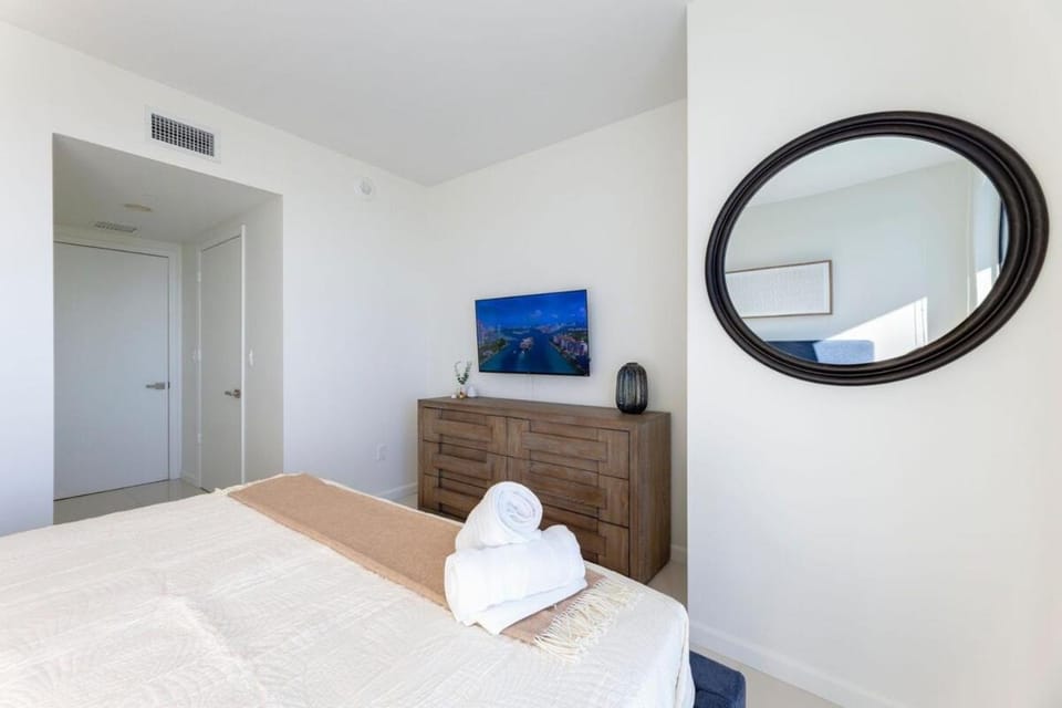 Sky High Penthouse Corner 2BR 2BA Icon Brickell Apartment in Brickell