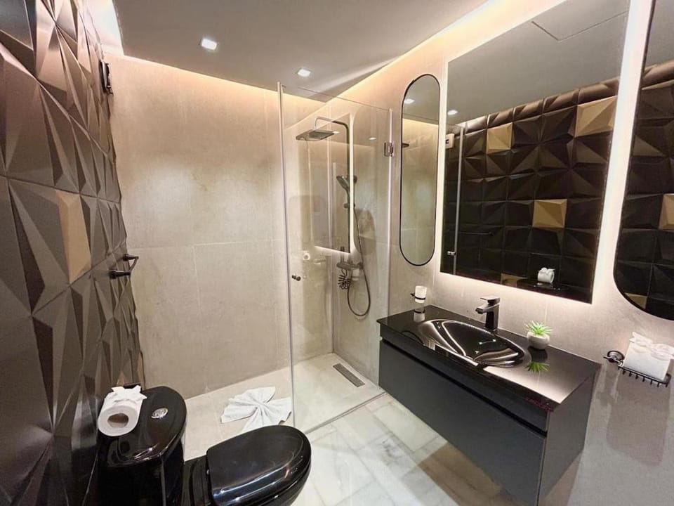 Shower, Toilet, Bathroom, towels