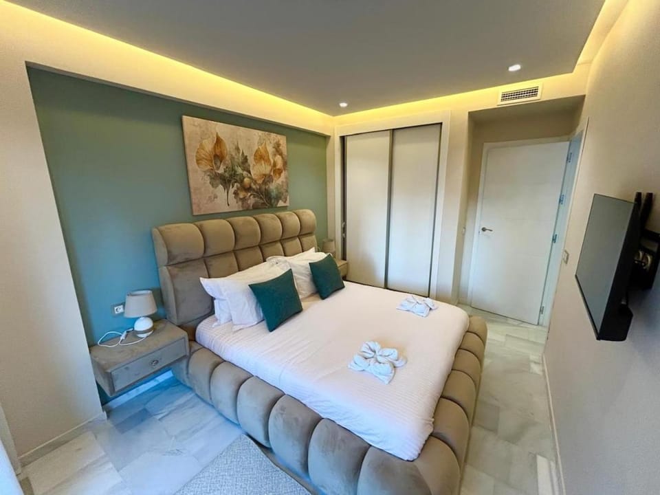 Bed, TV and multimedia, Living room, Photo of the whole room, Bedroom, wardrobe