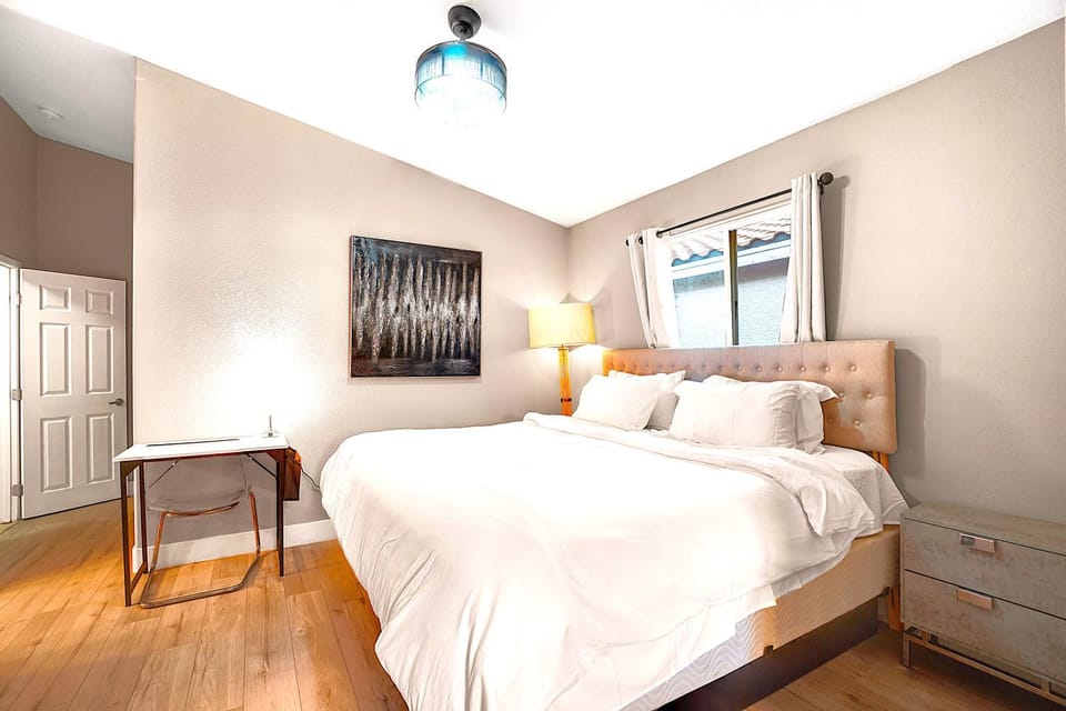 Bed, Photo of the whole room, Bedroom