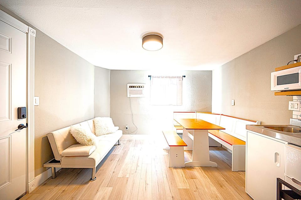 Kitchen or kitchenette, Living room, Seating area, Dining area, pet friendly, stove