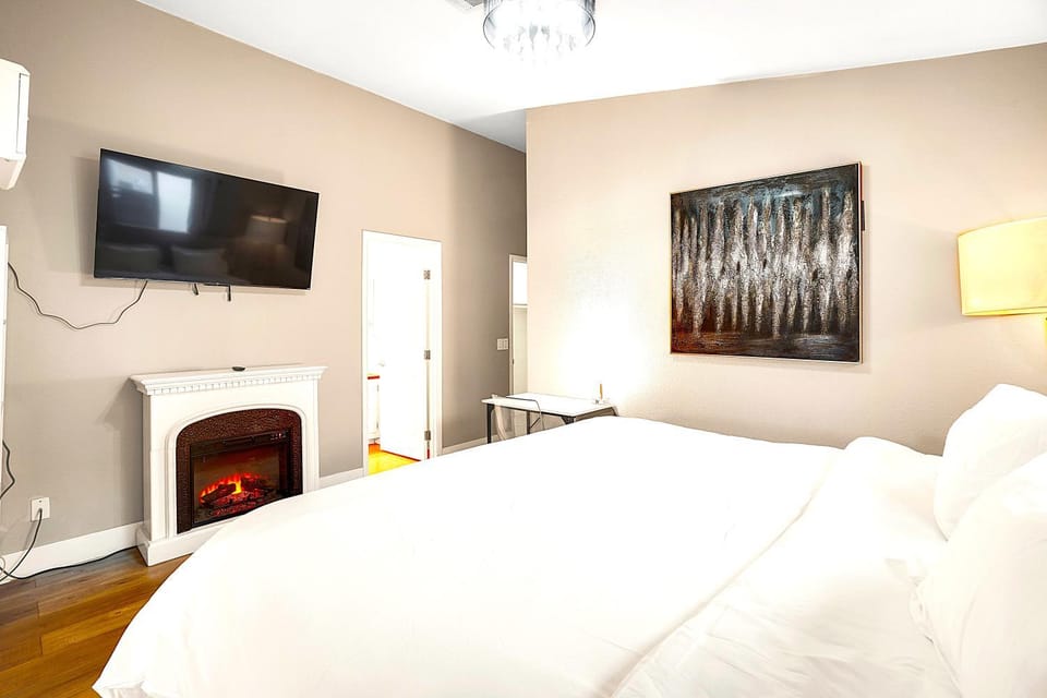 Communal lounge/ TV room, Bed, TV and multimedia, Photo of the whole room, Evening entertainment, Bedroom