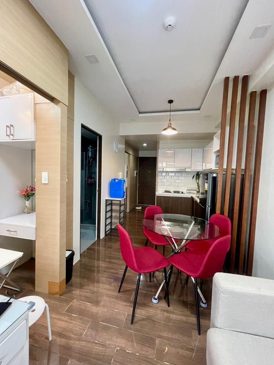 TV and multimedia, Kitchen or kitchenette, Living room, Seating area, Dining area
