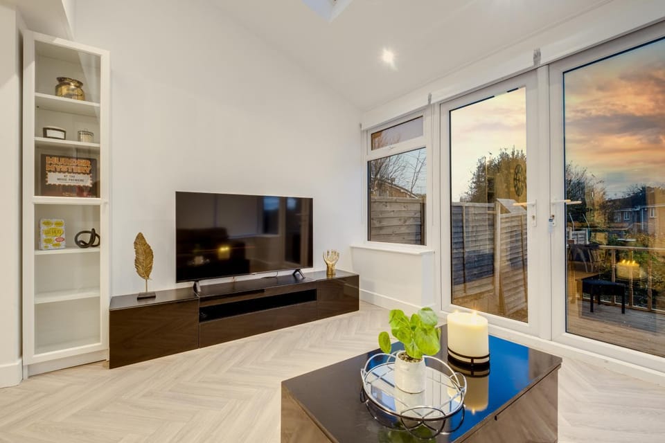 Luxury Cozy 2 bed house hot tub family friendly business traveler family of 4 - 6 with parking close to Birmingham city centre , M6 , Aston univerity , Great Barr Birmingham House in The Royal Town of Sutton Coldfield