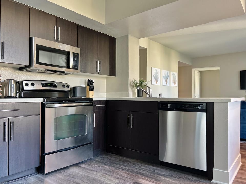 2-Bedroom Condo in Santa Monica, CA - 15 Mins to LAX Apartment in Santa Monica