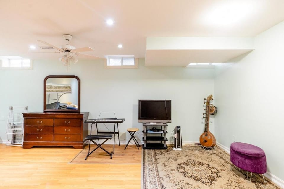 Large Guest suite with bathroom, vegetarian kitchen Apartment in Mississauga