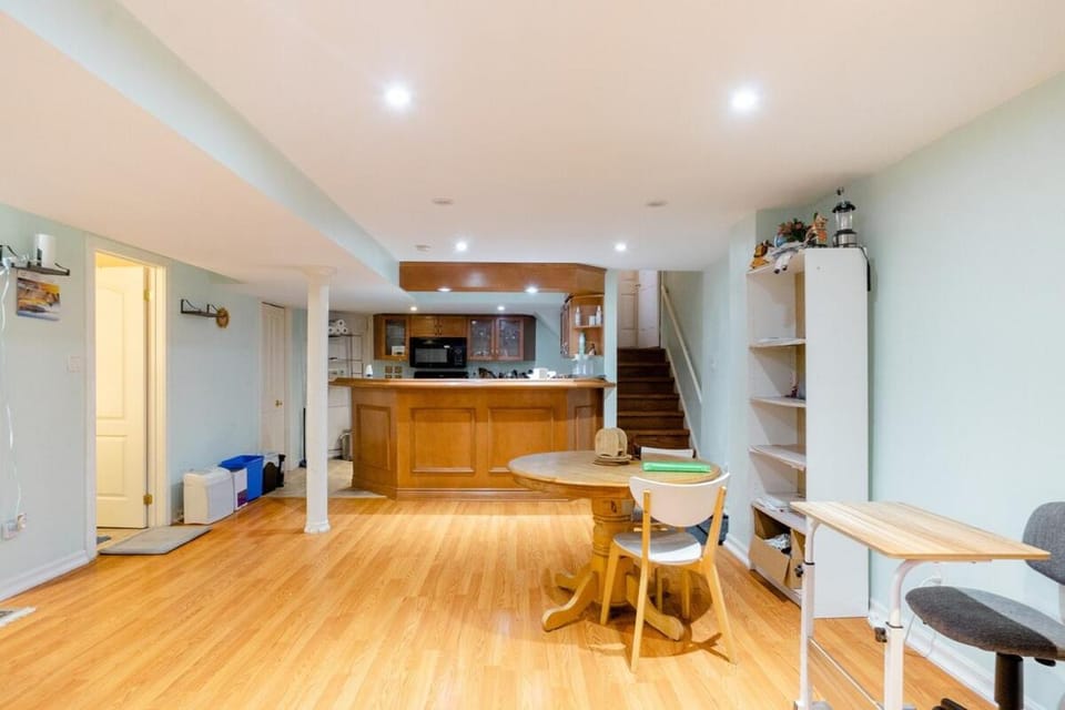Large Guest suite with bathroom, vegetarian kitchen Apartment in Mississauga