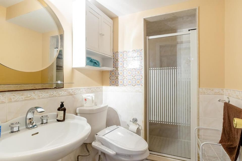 Shower, Toilet, Bathroom, bidet, towels