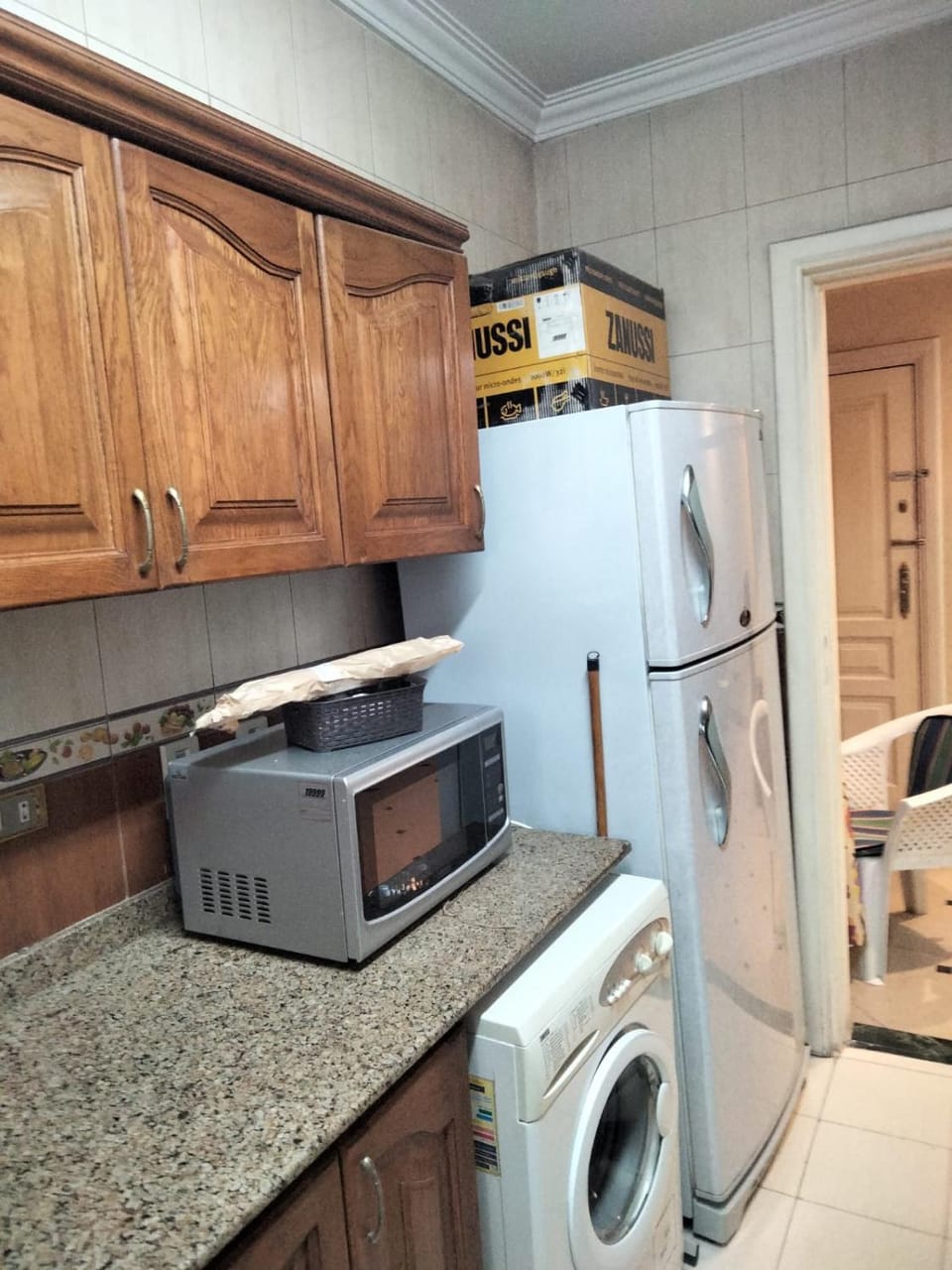 Kitchen or kitchenette, oven