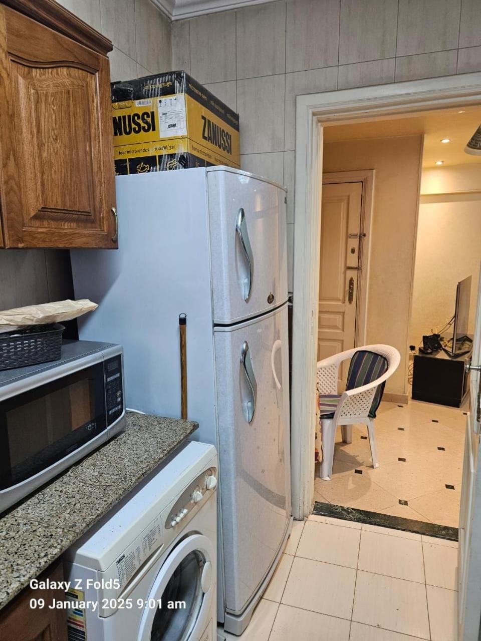 Kitchen or kitchenette, oven, washing machine
