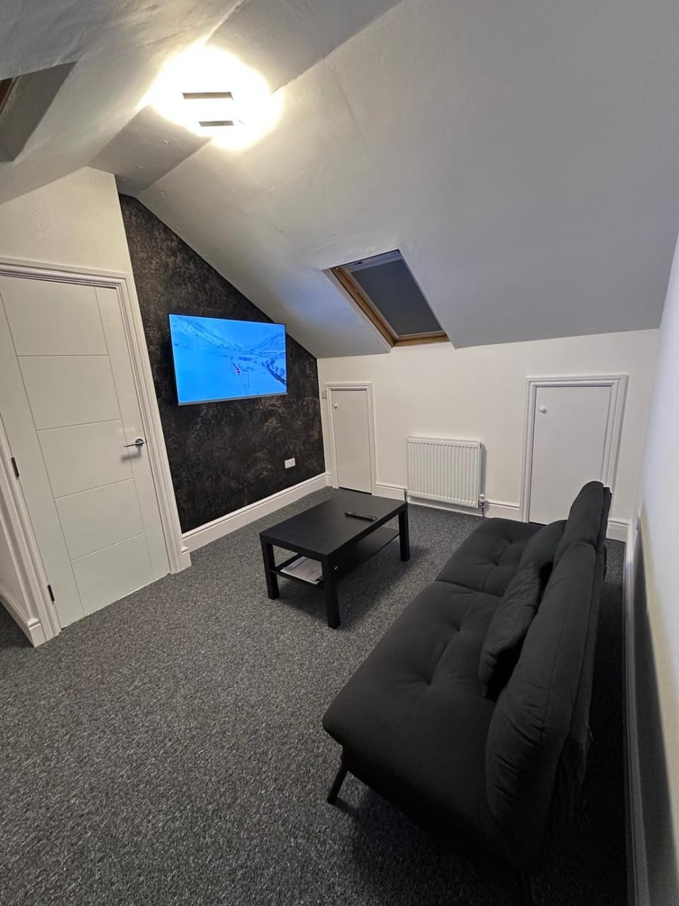 Communal lounge/ TV room, TV and multimedia, Living room, Seating area, Evening entertainment