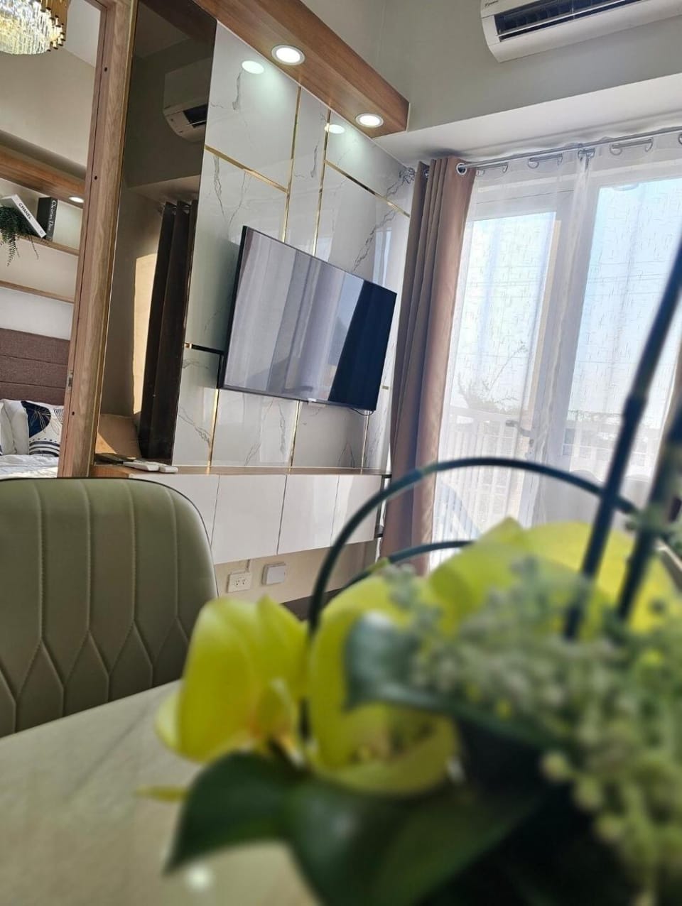 Stunning 2 Bedroom near Airport Apartment in Las Pinas