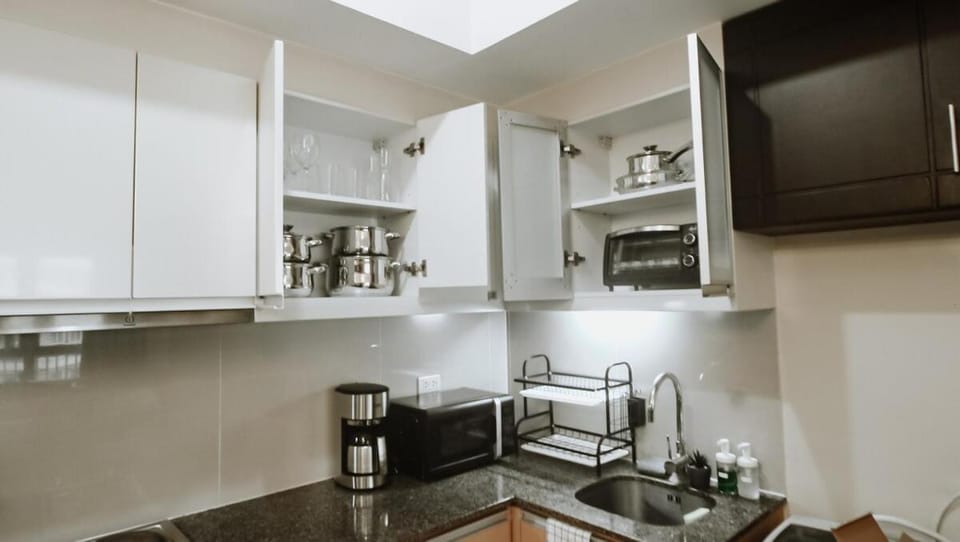 Venice Stay! Free Amenities, Steps to Grand Canal Apartment in Makati