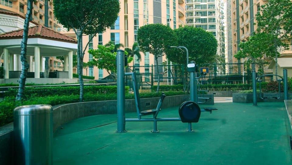 Venice Stay! Free Amenities, Steps to Grand Canal Apartment in Makati