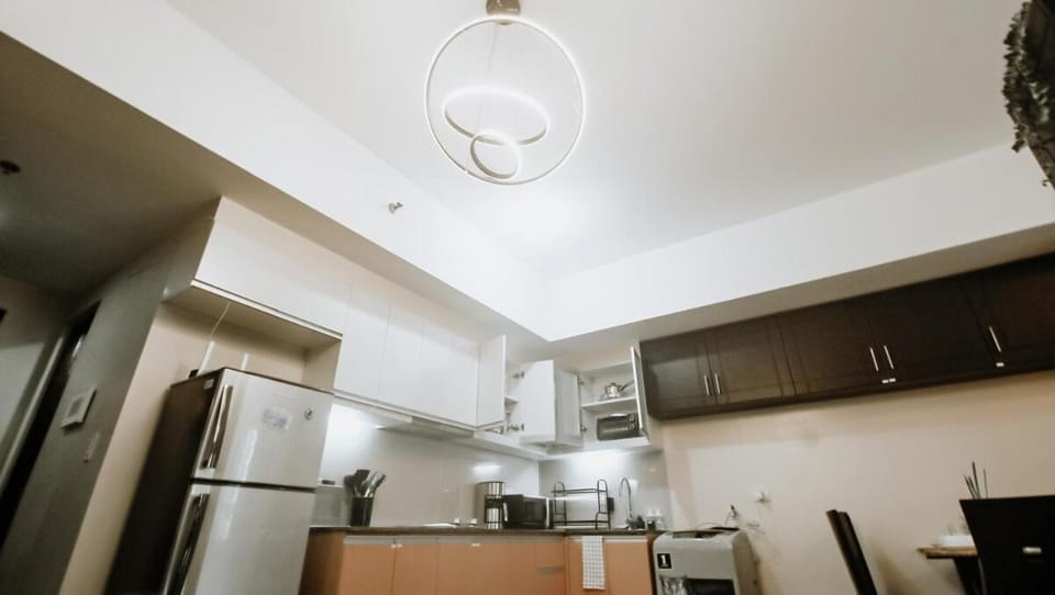 Venice Stay! Free Amenities, Steps to Grand Canal Apartment in Makati