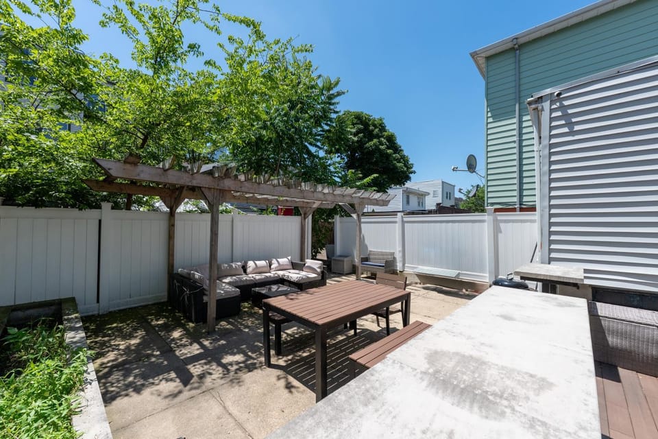 Jersey City Retreat w Private Backyard Bonfire Near NYC Apartment in Jersey City