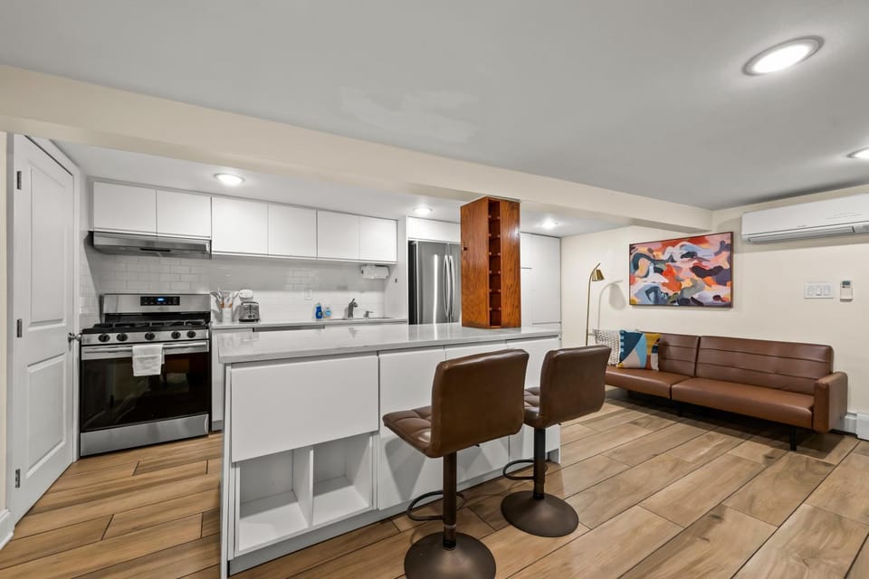 Jersey City Retreat w Private Backyard Bonfire Near NYC Apartment in Jersey City